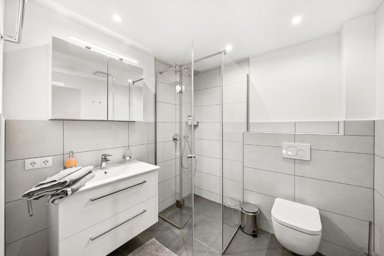 Lakeside 1 Apartment *